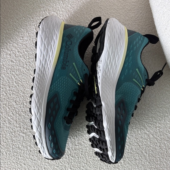 Columbia Teal and Black Omnimax Trail Shoes New Without Tags - Picture 2 of 5